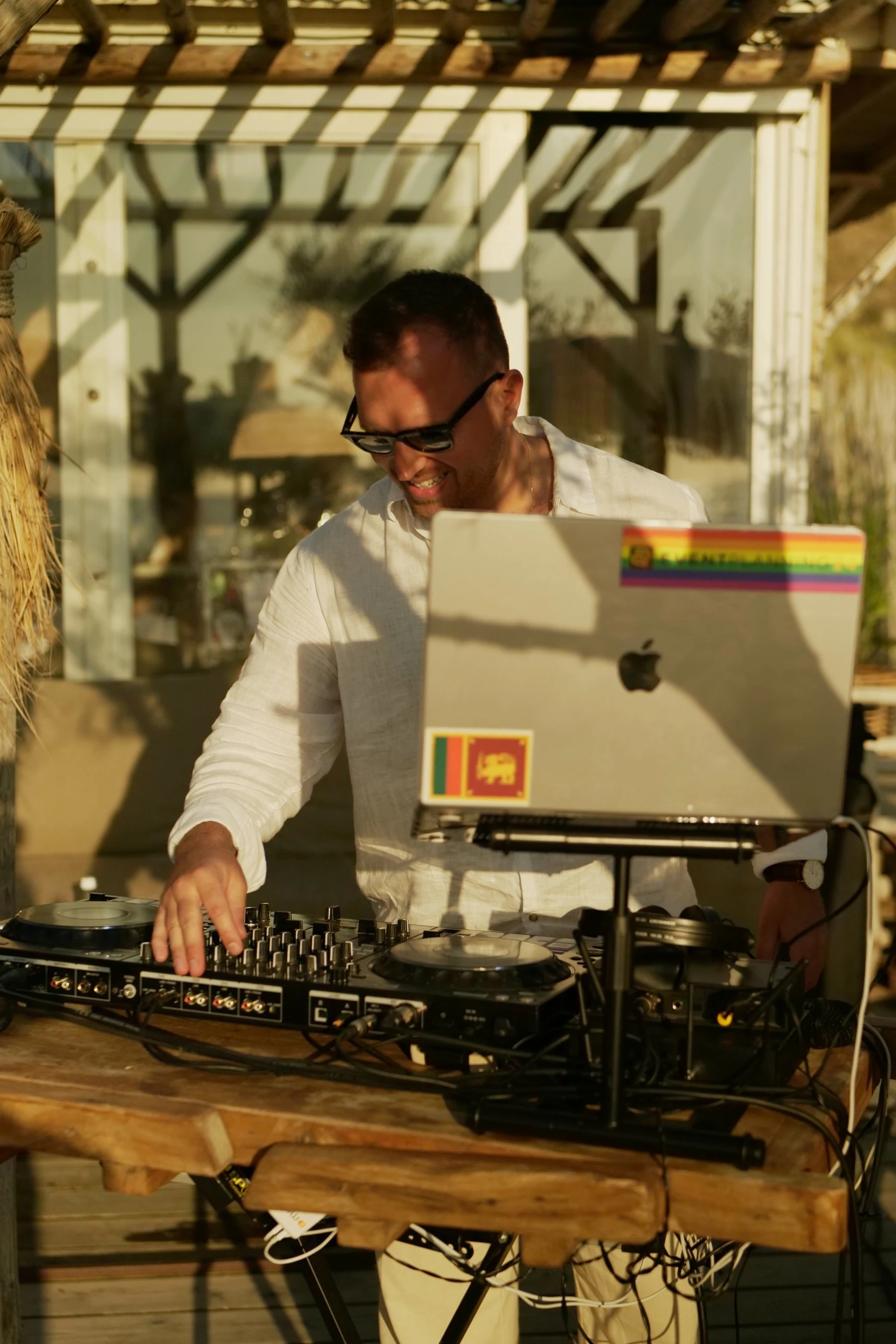 DJ Kowi und Max am Saxofon auf einer Beach-Hochzeit im Hippie Fish in Zandvoort