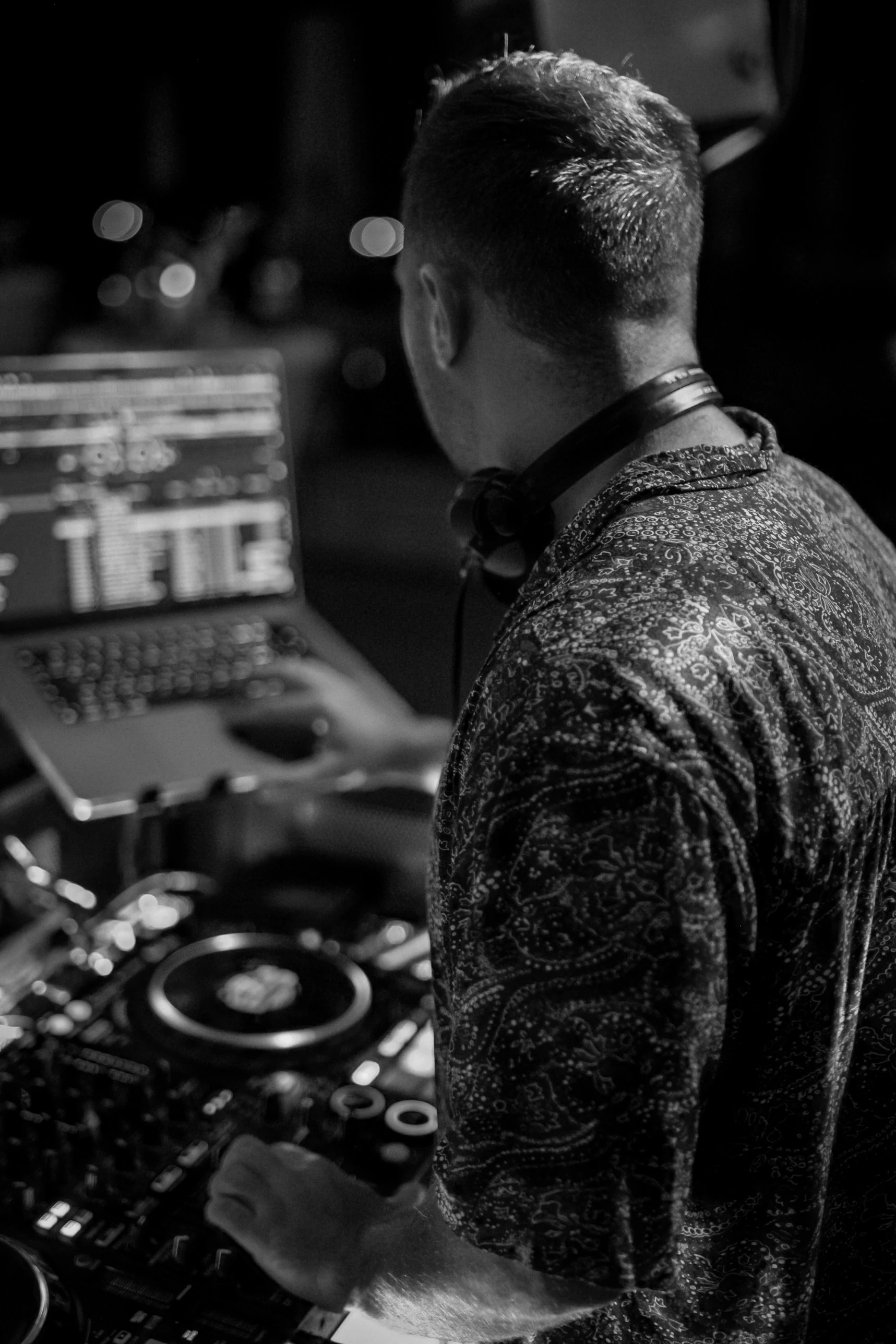 DJ Kowi von hinten am DJ-Controller bei einem Sommerfest