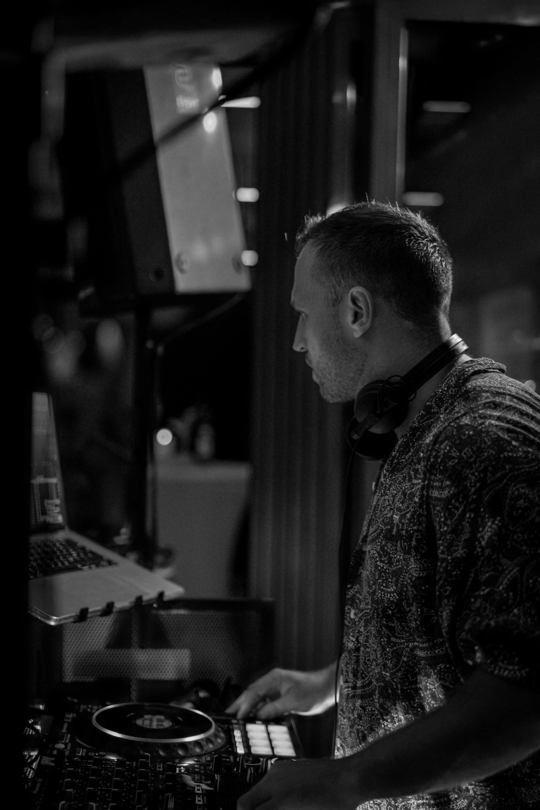 DJ Kowi am DJ-Pult bei einem Sommerfest