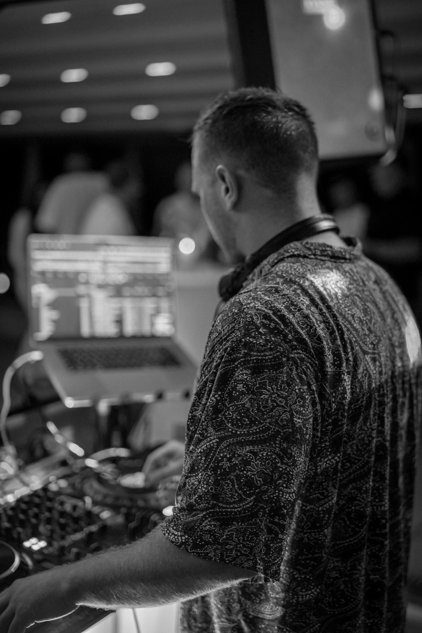 DJ Kowi legt für Gäste eines Sommerfests auf