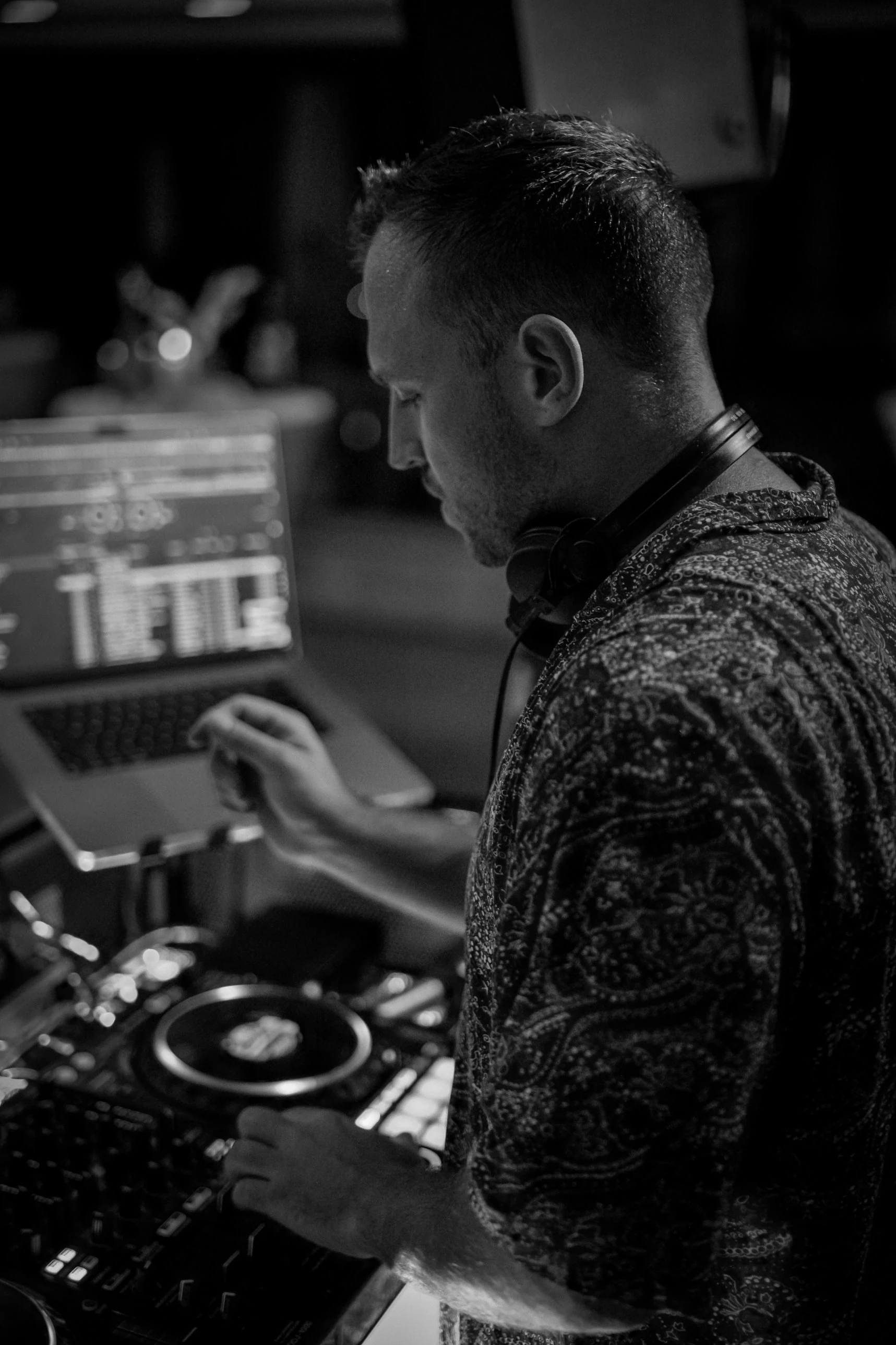 DJ Kowi beim Mixen am Laptop bei einem Sommerfest
