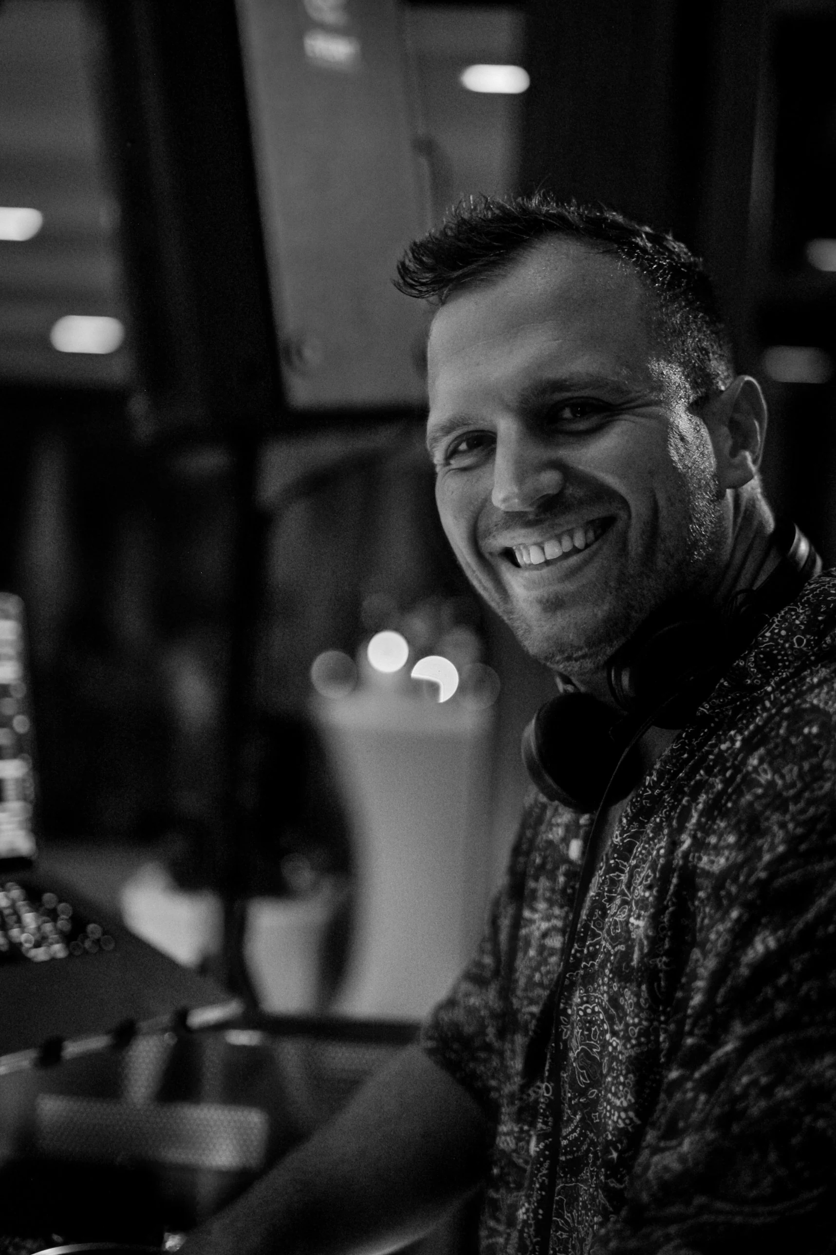 DJ Kowi lächelnd am DJ-Pult bei einem Sommerfest