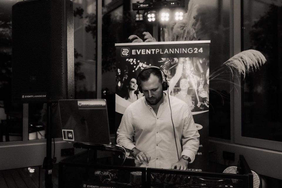 DJ Kowi beim Auflegen während einer Hochzeitsfeier