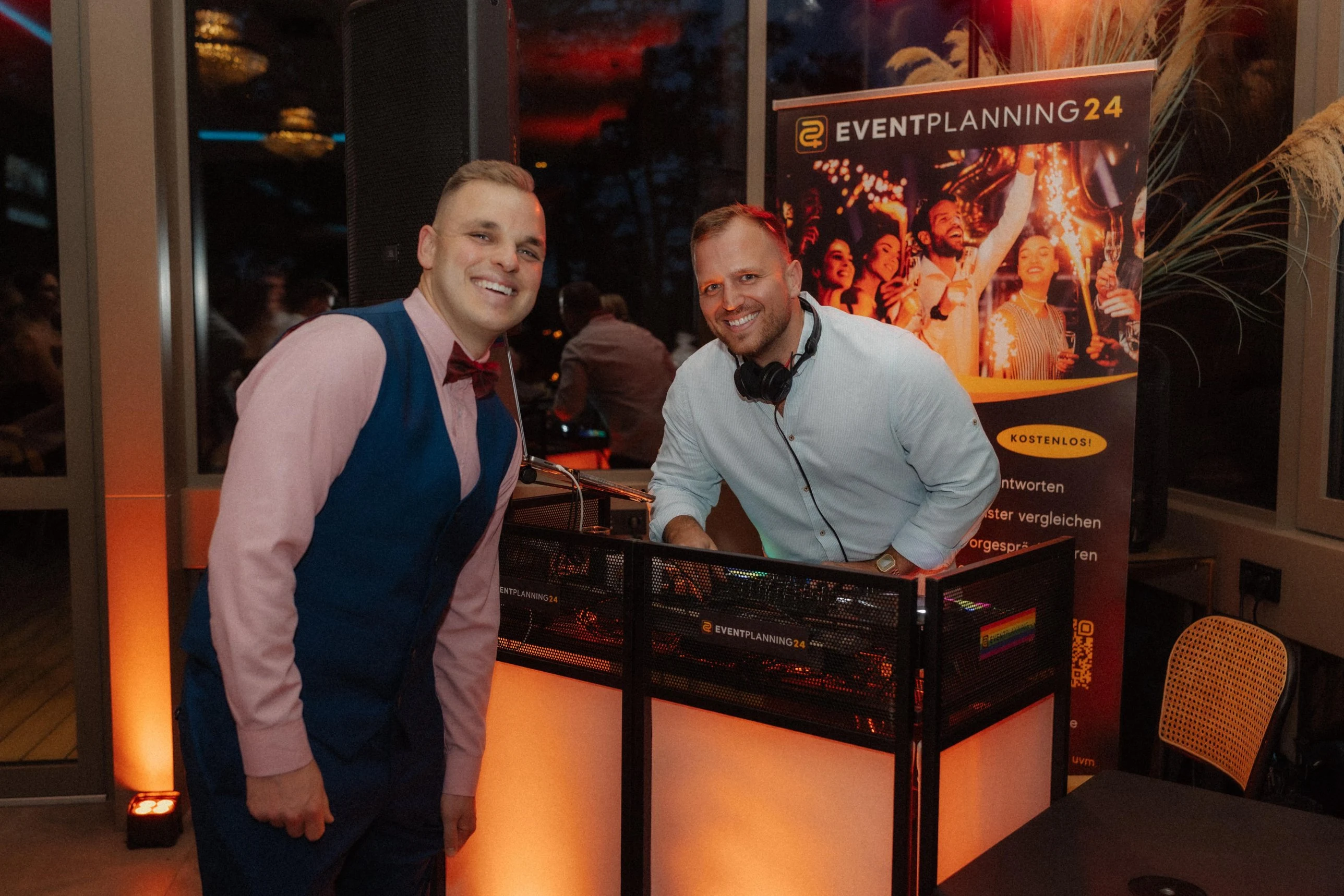 DJ Kowi mit einem Gast am DJ-Pult bei einer Hochzeit