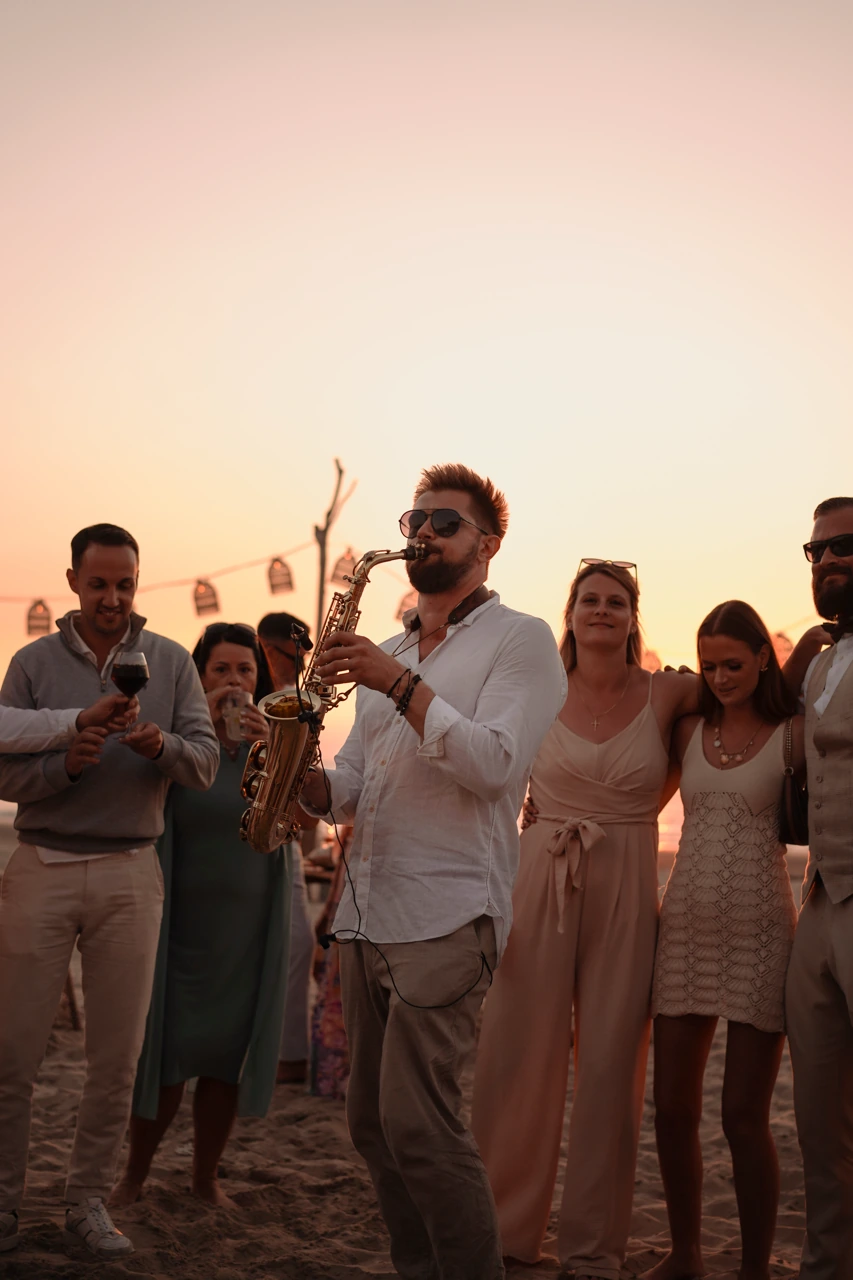 Max Glanz am Saxofon bei einer Beach-Hochzeit in Zandvoort